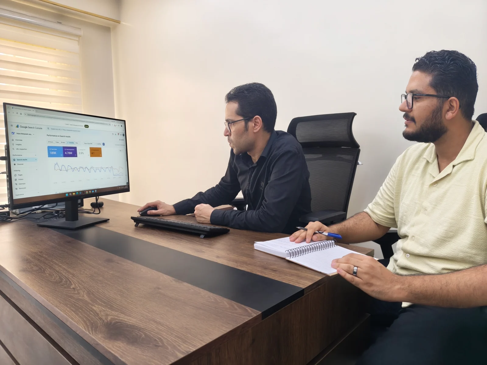 إبراهيم خزام وأحمد سعد أمام تقرير أداء البحث في المكتب